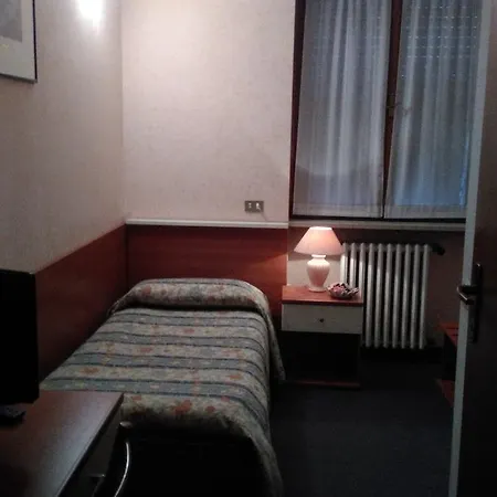 Elena Hotel 2*